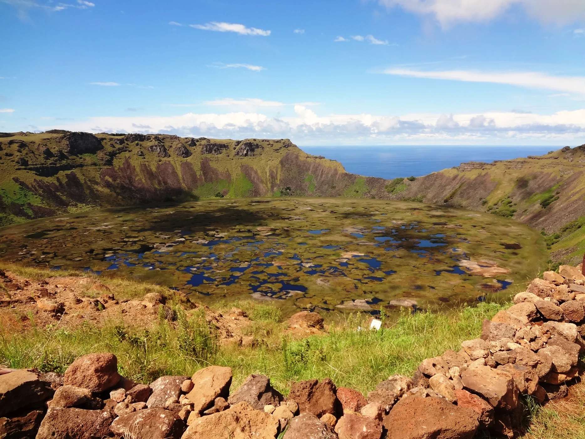 Cráter del volcán Rano Kau junto al océano Pacífico, Rapa Nui