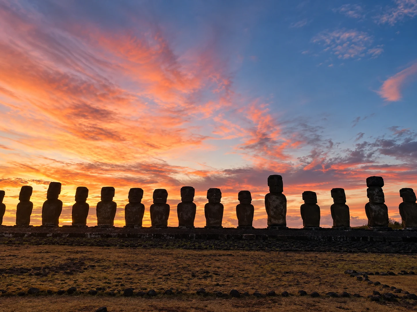 Moai de Ahu Tongariki al amanecer, Rapa Nui; fotografía retocada con IA